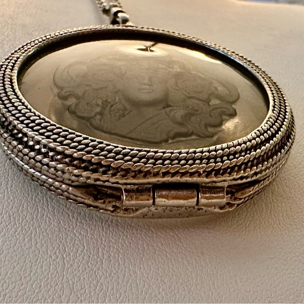 Vintage locket pendant necklace in silver tone - Picture 9 of 13